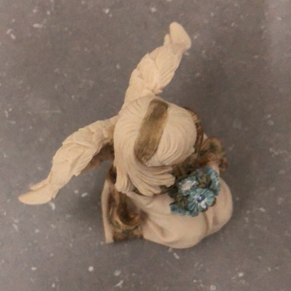 😇SARAH’S ANGELS😇 “March” beautiful detail on wings and flowers, made in 2004. - Picture 5 of 6